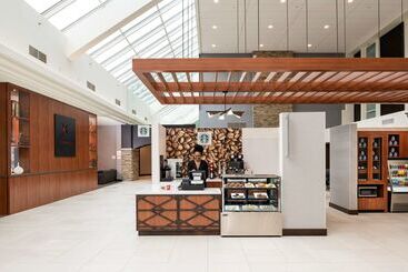 هتل Doubletree By Hilton Madison East