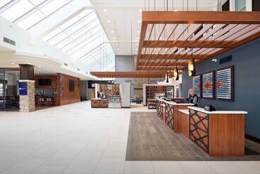هتل Doubletree By Hilton Madison East