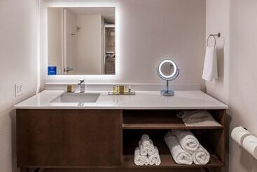 هتل Doubletree By Hilton Madison East