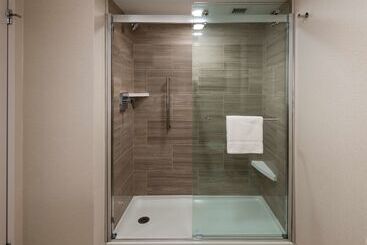 هتل Doubletree By Hilton Madison East