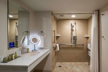 هتل Doubletree By Hilton Madison East