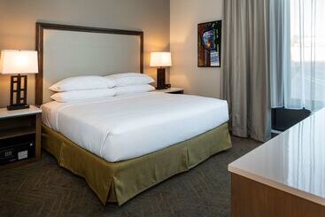 هتل Doubletree By Hilton Madison East