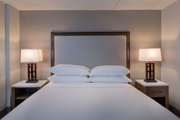 هتل Doubletree By Hilton Madison East
