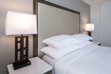 هتل Doubletree By Hilton Madison East