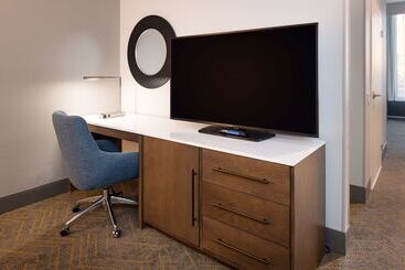 هتل Doubletree By Hilton Madison East