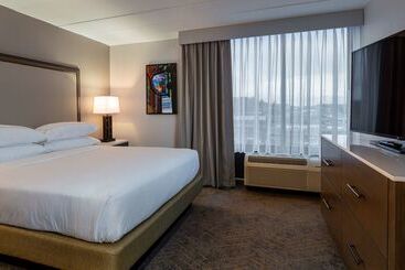 هتل Doubletree By Hilton Madison East
