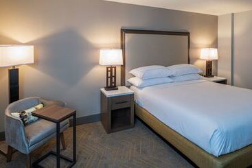 هتل Doubletree By Hilton Madison East