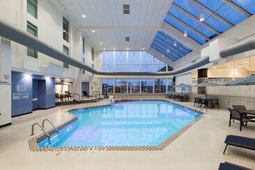 هتل Doubletree By Hilton Madison East