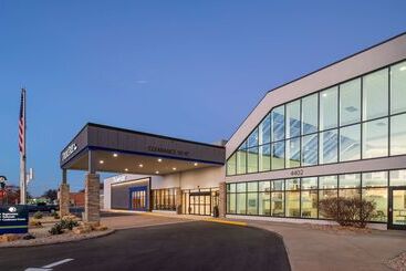 هتل Doubletree By Hilton Madison East