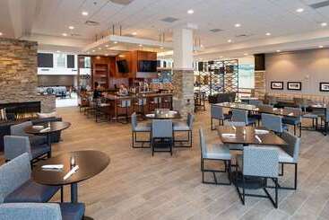هتل Doubletree By Hilton Madison East