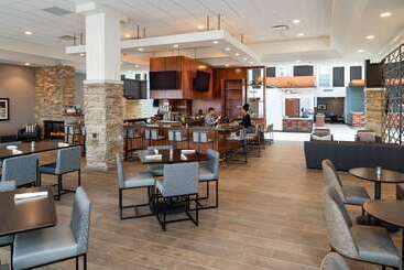 هتل Doubletree By Hilton Madison East