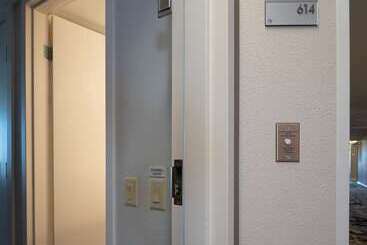 هتل Doubletree By Hilton Madison East