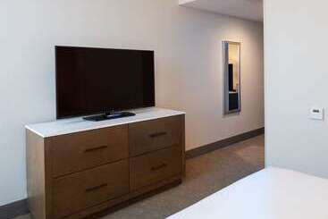 هتل Doubletree By Hilton Madison East