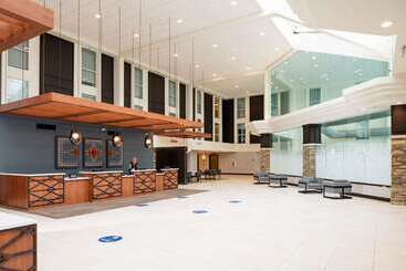 هتل Doubletree By Hilton Madison East
