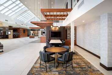 هتل Doubletree By Hilton Madison East