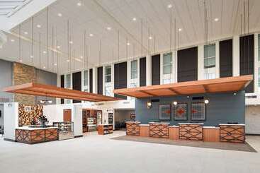 هتل Doubletree By Hilton Madison East