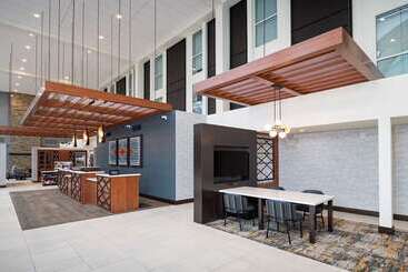 هتل Doubletree By Hilton Madison East