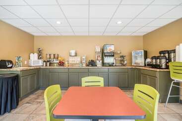 هتل Econo Lodge Inn And Suites