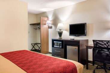هتل Econo Lodge Inn And Suites