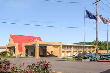 هتل Econo Lodge Inn And Suites