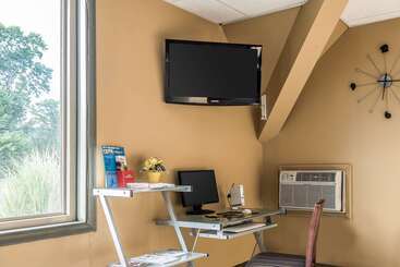 هتل Econo Lodge Inn And Suites