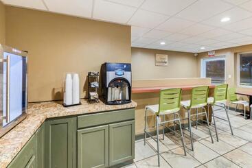 هتل Econo Lodge Inn And Suites