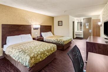 هتل Econo Lodge Inn And Suites