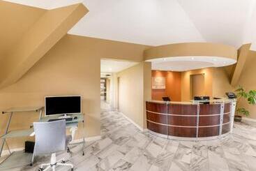 هتل Econo Lodge Inn And Suites
