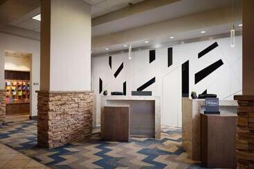 هتل Hilton Fort Collins