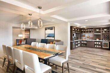 هتل Hilton Fort Collins