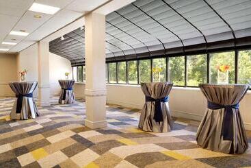 هتل Hilton Fort Collins