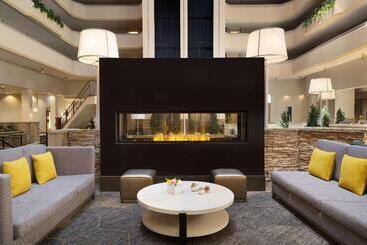 هتل Hilton Fort Collins