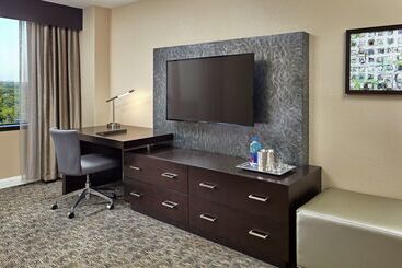هتل Hilton Houston Plaza/medical Center
