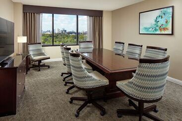 هتل Hilton Houston Plaza/medical Center