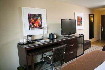 هتل Holiday Inn Charlotte Airport, An Ihg