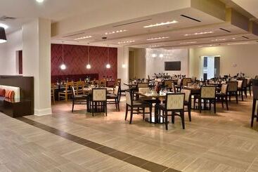 هتل Holiday Inn Charlotte Airport, An Ihg