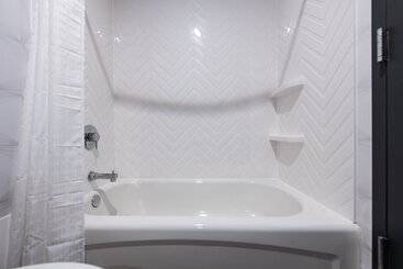 هتل Holiday Inn Newark International Airport