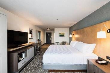 هتل Holiday Inn Newark International Airport