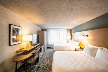 هتل Holiday Inn Newark International Airport