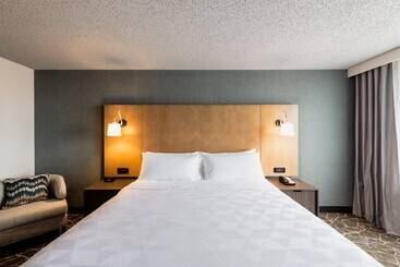 هتل Holiday Inn Newark International Airport