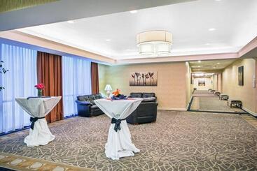 هتل Holiday Inn Roanoke   Tanglewood Route 419 & I 581, An Ihg