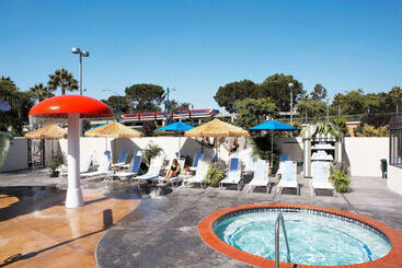 Howard Johnson By Wyndham Anaheim Hotel & Water Playground