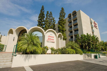 Howard Johnson By Wyndham Anaheim Hotel & Water Playground