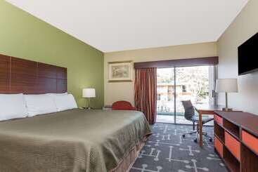 هتل Howard Johnson By Wyndham Athens