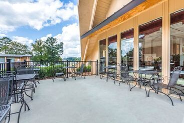 هتل Howard Johnson By Wyndham Athens