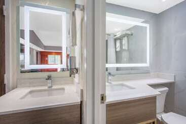هتل Howard Johnson By Wyndham Harrisburg