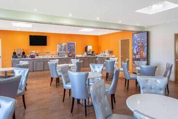 هتل Howard Johnson By Wyndham Harrisburg