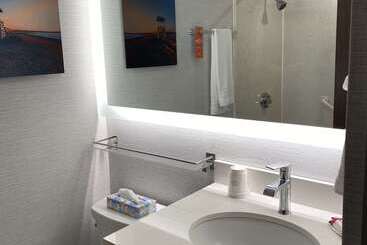 هتل Howard Johnson By Wyndham Middletown Newport Area