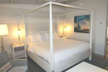 هتل Howard Johnson By Wyndham Middletown Newport Area