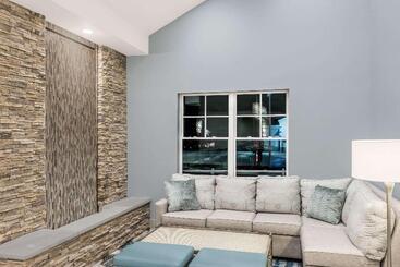 هتل Howard Johnson By Wyndham Middletown Newport Area
